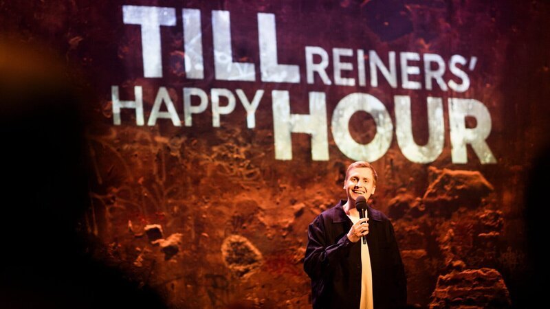 Moderator und Comedian Till Reiners lädt ein zu seiner „Happy Hour“ – Bild: ZDF und Thomas Kierok