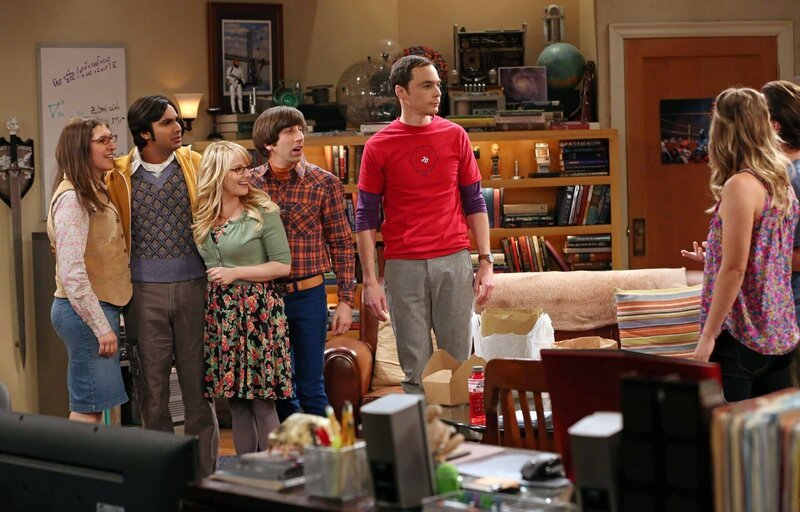 Leonard (Johnny Galecki, r.) und Penny (Kaley Cuoco, 2.v.r.) haben eine ganz besondere Neuigkeit für ihre Freunde Bernadette (Melissa Rauch, 3.v.l.), Howard (Simon Helberg, M.), Amy (Mayim Bialik, l.), Sheldon (Jim Parsons, 3.v.r.) und Raj (Kunal Nayyar, 2.v.l.) … – Bild: Warner Brothers