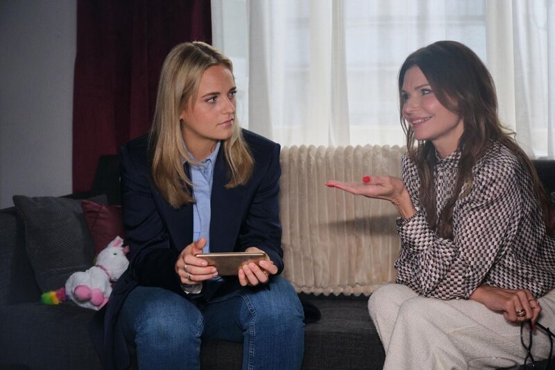 Cecilia (Carina Koller, l.) lässt sich breitschlagen, Baris zu erpressen. Rechts Britta (Tabea Heynig) – Bild: RTL /​ Stefan Behrens