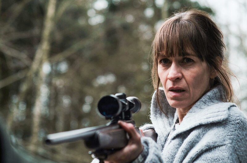 Sofias Mutter (Karin Bang Heinemeier) nimmt Damtoft ins Visier: Er soll ihr endlich sagen, wo Sofia ist. – Bild: SWR/​2023 Shuuto Arctic AS