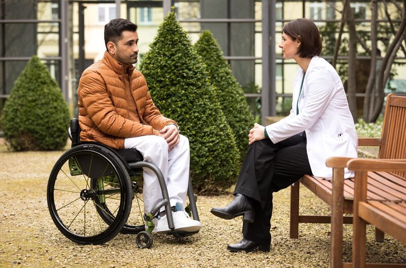 Maria Weber (Annett Renneberg) spricht mit Ilay Demir (Tan Caglar) über die schwierige Situation mit Kai Hoffmann. – Bild: MDR/​Saxonia Media/​Rudolf Wernicke