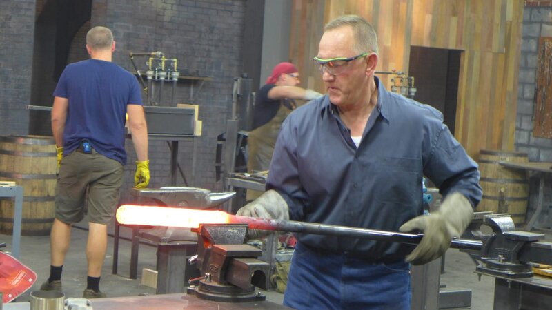 Vier Hersteller von Spezialmessern treten in einer Reihe von Herausforderungen gegeneinander an, um das bestmögliche Messer zu entwickeln. – Bild: A&E Television Networks Lizenzbild frei