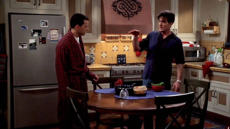 L-R: Alan Harper (Jon Cryer), Charlie Harper (Charlie Sheen) – Bild: Warner Bros. Discovery