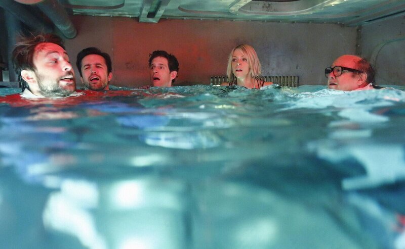 (v.l.n.r.) Charlie Kelly (Charlie Day); Mac (Rob McElhenney); Dennis Reynolds (Glenn Howerton); Dee Reynolds (Kaitlin Olson); Frank Reynolds (Danny DeVito) – Bild: ProSieben Fun