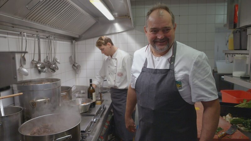 Uwe Gläßl wird ab und an von seinem Sohn Maximilian in der Küche unterstützt. – Bild: BR