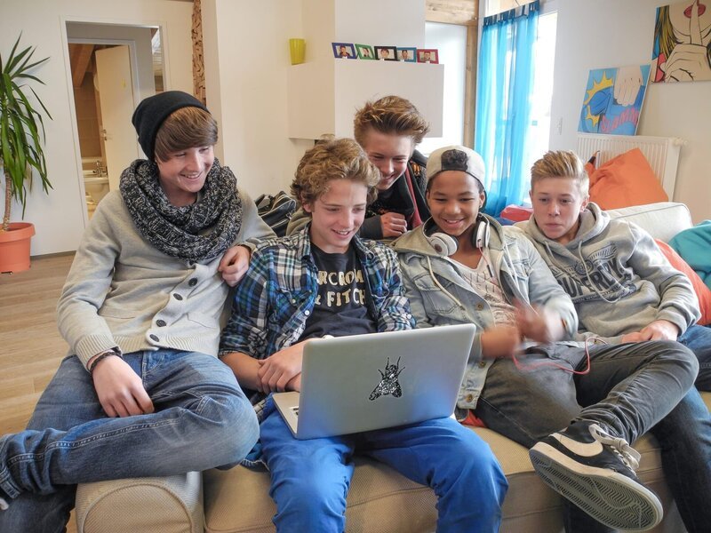 Lukas, Philipp, Felix, Joel und Tom (von links nach rechts) planen ihre große Abschiedsparty. – Bild: ZDF/​E+U TV
