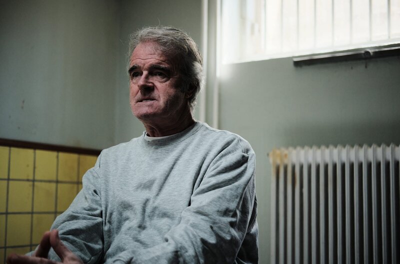 Hix (Ian Burns) wird von Nora verhört und erzählt ihr die grotesken Details seiner Verbrechen. – Bild: SWR/​2023 Shuuto Arctic AS