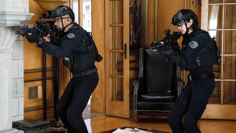 Daniel ‚Hondo‘ Harrelson (Shemar Moore, l.) und Christina ‚Chris‘ Alonso (Lina Esco) – Bild: RTL /​ Sony Pictures Television Inc. and CBS Studios Inc.