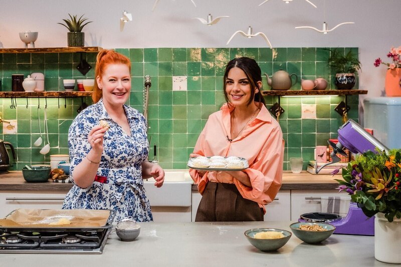 Enie van de Meiklokjes (l.); Lilli Hollunder (r.) – Bild: sixx /​ Leonie Hinrichs