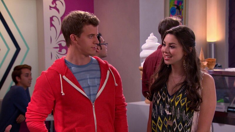 Vorne, l-r: Link Evilman (Barrett Carnahan), Phoebe Thunderman (Kira Kosarin) – Bild: ViacomCBS