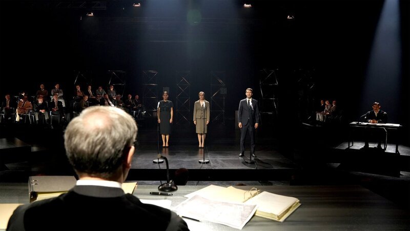 l-r: Nicolette Krebitz als Zeugin 5, Elisabeth Duda als Zeugin 4, Arno Frisch als Zeuge 3 – Bild: Leonine
