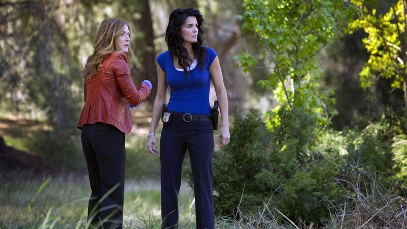 Dr. Maura Isles (Sasha Alexander, l.) und Detective Jane Rizzoli (Angie Harmon) werden im Rahmen ihrer Mordermittlungen zu einer illegalen Fracking-Anlage geführt. – Bild: RTL /​ Warner Bros. International Distribution