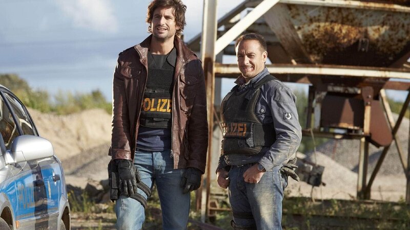 Ben (Tom Beck, l.) und Semir (Erdogan Atalay) konnten nicht nur die Gangster stellen, auch Hund Bello hat eine neue Familie gefunden. – Bild: RTL /​ Guido Engels