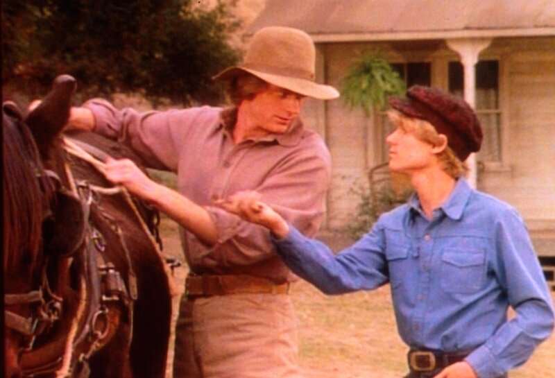 Perley (Charles Bloom, r.) will unbedingt am Pferderennen teilnehmen und seine Wetten gewinnen. Für die Spiel – und Gewinnsucht seines Bruders hat Almanzo (Dean Butler, l.) jedoch kein Verständnis. – Bild: Worldvision Lizenzbild frei