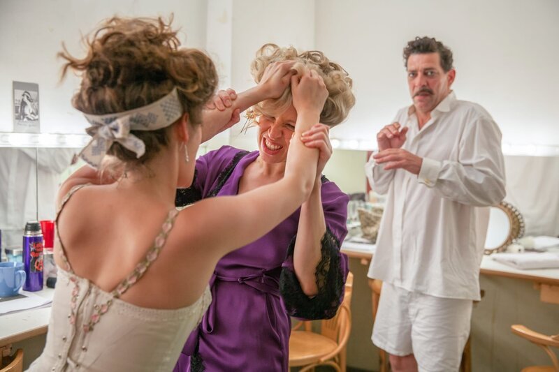 (v.li.): Süßes Mädel (Alma Hasun), Anna (Nina Proll), Laszlo (Gregor Bloéb) – Bild: ORF/​Novotny Film/​Ioan Gavriel