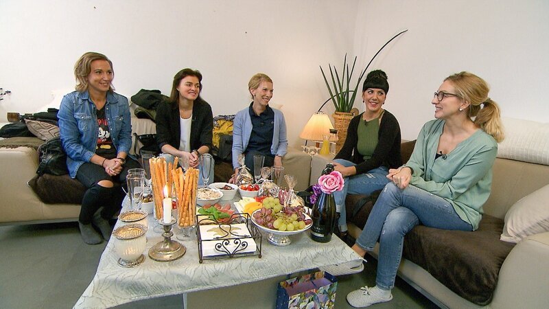 V.l.: Cornelia, Natali, Kathrin, Christin und Kandidatin Sarah – Bild: TVNOW /​ Constantin Ent.