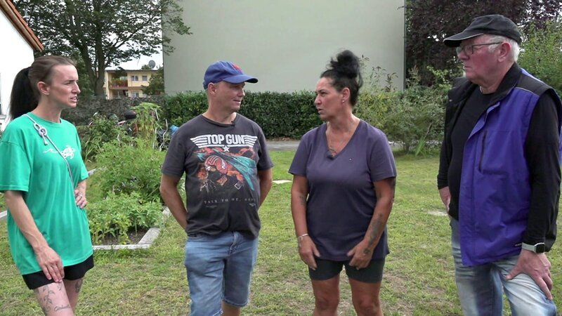 Im Gemeinschaftsgarten gibt es eine „Nachzüglerin“, denn auch Ela (2.v.re.) würde gern, gemeinsam mit ihrer Familie, zwei Beete bepflanzen. Michael und Lothar haben diese schnell noch für sie bereit gemacht. – Bild: RTLZWEI