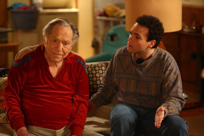 Albert „Pops“ Solomon (George Segal, l.); Barry Goldberg (Troy Gentile, r.) – Bild: Sony Pictures Television Inc. /​ Michael Ansell