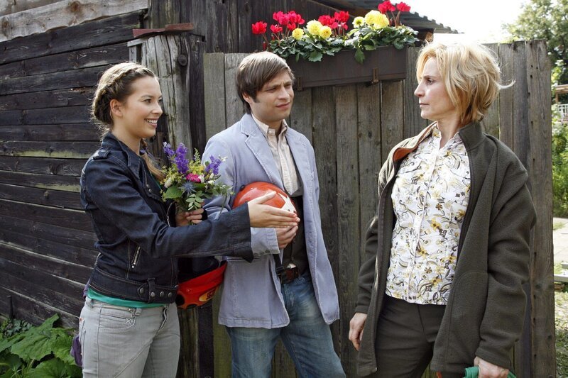 Bruno (Tim Sander, M.) erkennt, dass seine Mutter Doris (Katharina Koschny, r.) Hannah (Laura Osswald, l.) mit Vorurteilen begegnet. – Bild: SAT.1 /​ Monika Schürle
