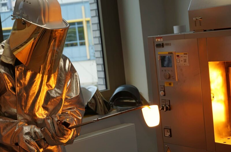 Martin Groß hantiert an der TU Bergakademie in Freiberg mit heißem Glas. – Bild: MDR/​Alex Schulze
