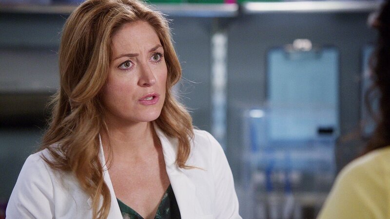 Als Maura Isles (Sasha Alexander) die Überprüfung alter Brandfälle veranlasst, ahnt sie nicht, welche Konsequenzen das für ihr Leben hat! – Bild: RTL /​ Warner /​ Brandherd
