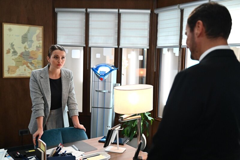 Richard (Silvan-Pierre Leirich) ködert Lucie (Julia Wiedemann) mit einer Leitungsposition im neuen Zentrum. – Bild: RTL /​ Julia Feldhagen