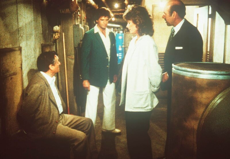 Amanda (Kate Jackson, 2.v.r.) und Dr. Tucker (Jason Wingreen, l.) werden im Keller des Nobelhotels „Cumberland“ gefangen gehalten. – Bild: CBS Television