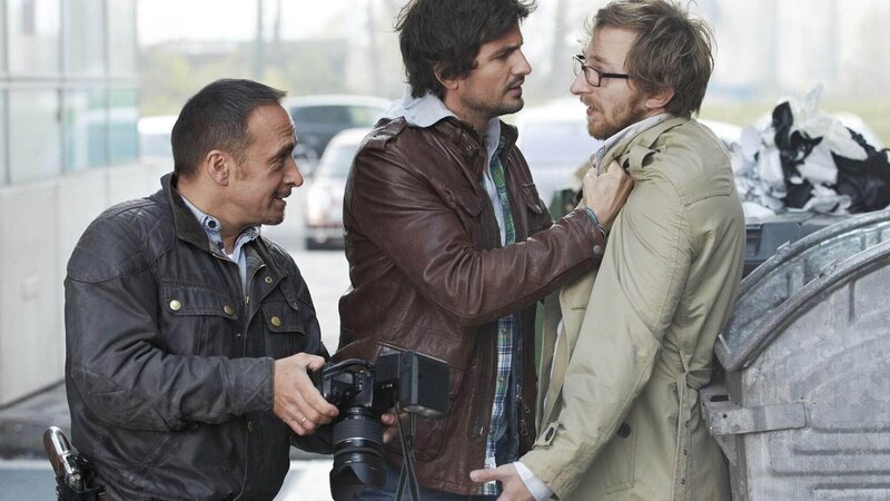 Semir (Erdogan Atalay, l.) und Ben (Tom Beck, M.) wollen von dem Paparazzo Johnen (Hendrik von Bülzingslöwen) wissen, wo und wann er das Foto mit dem Gangster geschossen hat. – Bild: MG RTL D /​ Guido Engels