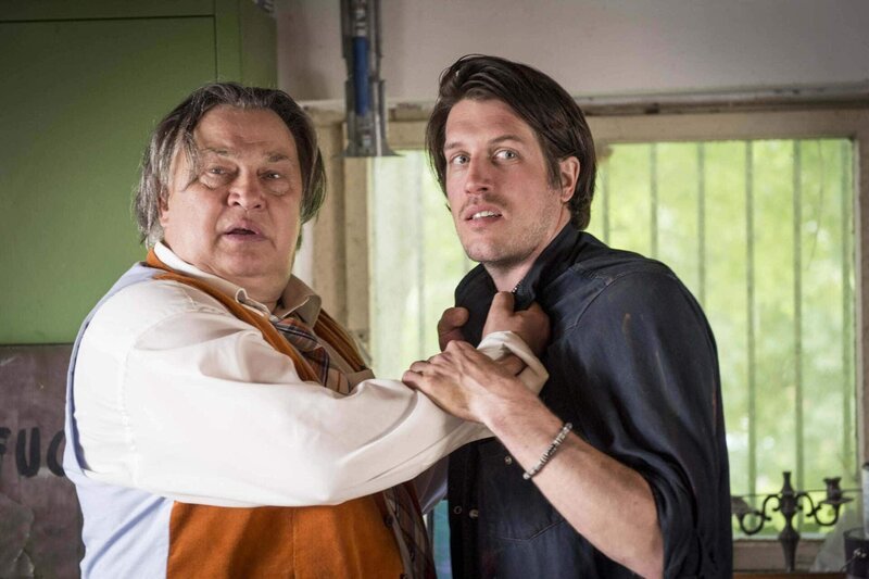 Einer lügt: Wurstfabrikant Weidinger (Bernd Stegemann, l.) und sein Sohn Burschi (Nic Romm, r.) … – Bild: SAT.1 /​ Martin Menke