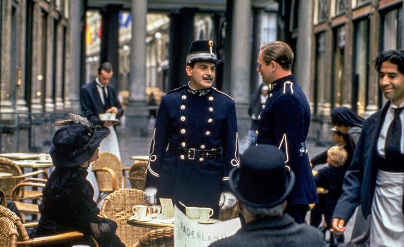 „Agatha Christie’s Poirot“, „Die Pralinenschachtel.“ Poirot kehrt nach über 20 Jahren wieder in seine Heimatstadt Brüssel zurück, um Chief Inspector Japp bei einer Würdigung seiner Arbeit durch die belgische Polizei zur Seite zu stehen. Dabei trifft er auf alte Bekannte, und die Sprache kommt auf einen Fall, den Poirot nicht lösen konnte. Er sollte damals auf Bitten einer reizenden Dame aufklären, ob der belgische Minister Paul Deroulard eines natürlichen Todes gestorben ist oder ermordet wurde. Jetzt, Jahre nach dem Ereignis, ist für Poirot der Zeitpunkt gekommen, die Wahrheit aufzudecken und seine Reputation zu retten. Mit der Episode „Die Pralinenschachtel“ unternimmt die Serie einen Sprung in Hercule Poirots Vergangenheit, und zwar in die Jahre vor dem 1. Weltkrieg. Poirot ist hier das erste Mal als Privatdetektiv tätig. Für die Ermittlungen hat er sich Urlaub von seinem Polizeidienst genommen und versucht nun auf eigene Faust, den Tod des belgischen Ministers Paul Deroulard zu klären, der offiziell zu den Akten gelegt wurde, da man von einer natürlichen Todesursache ausgeht. Poirots beruflicher Ehrgeiz wird durch die zauberhafte Virginie Mesnard geweckt, die glaubt, dass Deroulard ermordet wurde. Sie wiederum ist so begeistert von Poirots Einsatz, dass sie ihm die Brosche in Vasenform schenkt, die er fortan immer trägt. Im Bild (v.li.): Anna Chancellor (Virginie Mesnard), David Suchet (Hercule Poirot), Jonathan Hackett (Claude Chantalier). – Bild: ORF/​ITV Studios Global Entertainment