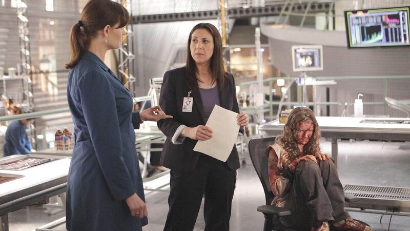 Als ein junges, blutverschmiertes und offensichtlich taubstummes Mädchen (McKenzie Applegate, r.) auf der Straße aufgegriffen wird, muss Brennan (Emily Deschanel) mit Hilfe der Child Protective-Agentin Grace Meacham (Michelle L. Gardner) herausfinden, wer sie ist und was sich abgespielt hat. – Bild: RTL /​ FOX