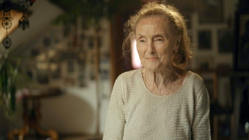 Erni Mangold. Erni Mangold, österreichische Schauspielerin war eine Schauspiellehrerin von Christoph Walz und erinnert sich, dass er ein ordentlicher, unrebellischer, feiner junger Herr war. – Bild: ORF/​Kurt Mayer Film