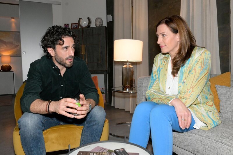 Katrin (Ulrike Frank) ist entsetzt, als Tobias (Jan Kittmann) seine Maske fallen lässt. Sie hat ihn und Emily nicht mehr in der Hand. – Bild: RTL /​ Rolf Baumgartner