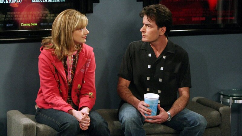 Myra (Judy Greer), Charlie Harper (Charlie Sheen) – Bild: Warner Bros. Discovery