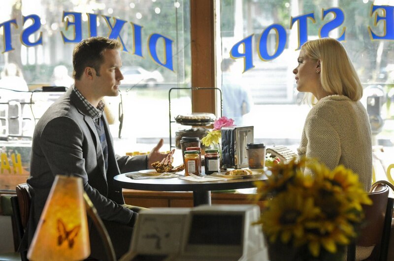 Als George (Scott Porter, l.) seine Eltern zu seiner Ehren-Party einladen möchte, ist Lemon (Jaime King, r.) alles andere als begeistert. – Bild: Warner Bros. Lizenzbild frei