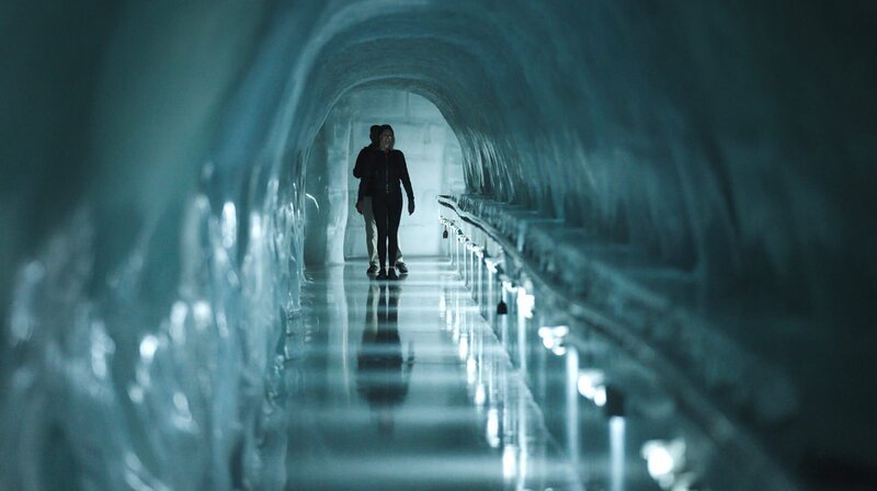 Gäste im Eispalast auf dem Jungfraujoch – Bild: Phoenix/​SWR/​Florianfilm