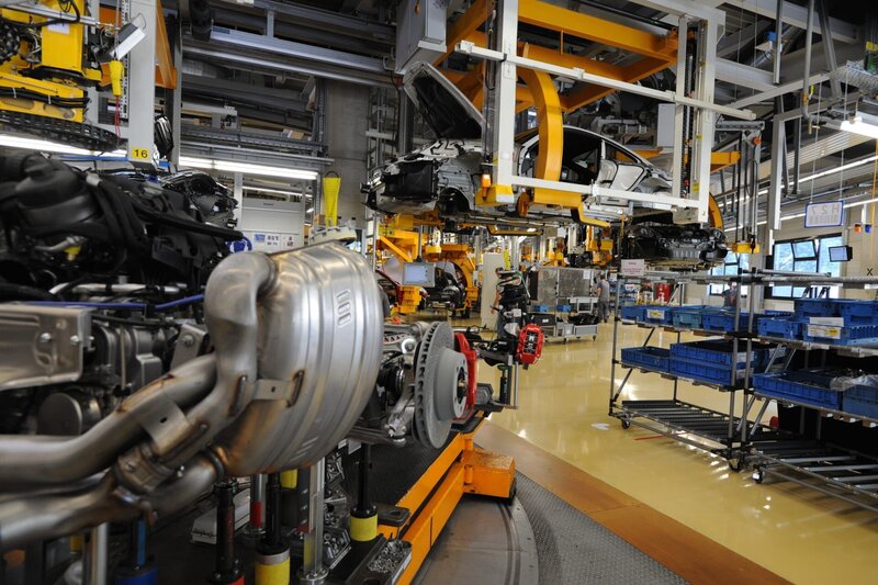 Pre-Marriage of a Porsche, the completed engine is brought over along with the assembled body. – Bild: S1