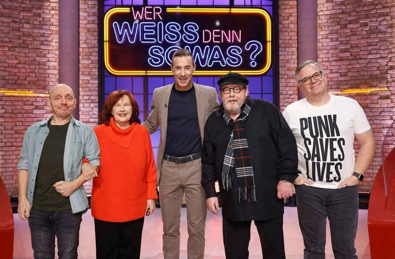 Moderator Kai Pflaume (M.) und seine Rateteam-Kapitäne Bernhard Hoëcker (l.) und Elton begrüßen in dieser Sendung die Schauspielerin Brigitte Grothum (2.v.l.) und den Schauspieler Walter Plathe (2.v.r.). – Bild: ARD/​Morris Mac Matzen