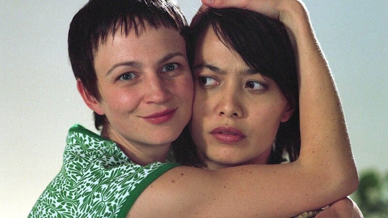 Maja (Anja Reßmer, re.) ist nicht sonderlich begeistert, als plötzlich ihre Schwester Andrea (Jana Becker) auftaucht und auch noch ankündigt, bleiben zu wollen … – Bild: TVNOW