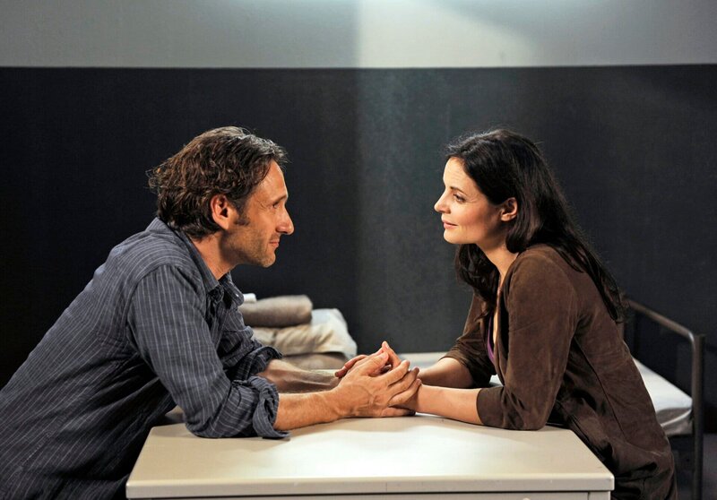 Susann (Elisabeth Lanz, r.) ist sich sicher, dass Clemens (Falk-Willy Wild, l.) bald in Freiheit ist. – Bild: ARD/​Nicole Manthey