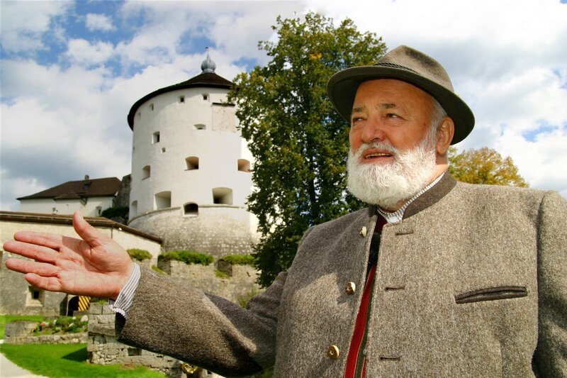 Sepp Forcher vor Feste Kufstein. – Bild: ORF III