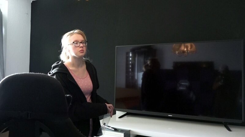 Jasmin (Foto) und Maik müssen auf die Finanzen achten: Nach dem Kauf eines neuen Fernsehers sieht es im Portemonnaie mau aus. – Bild: RTL Zwei