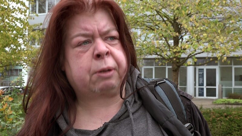 Pam (56) sieht endlich Licht am Ende des Tunnels, denn bald soll sie Unterstützung vom Amt bekommen. – Bild: RTL Zwei