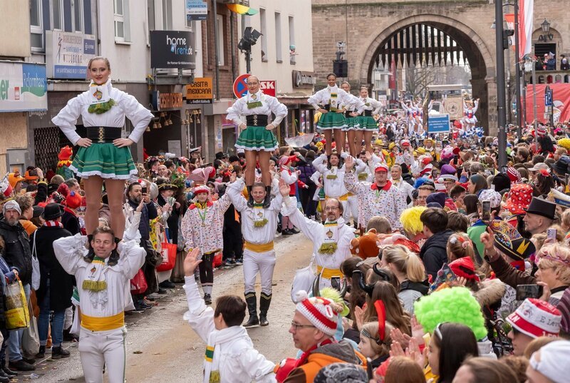 Über die Ringe, durch die Altstadt und am Dom vorbei ziehen 12.500 Teilnehmer über 7,5 Kilometer zu Fuß oder in den 78 Festwagen an den Kameras vorbei. – Bild: WDR/​epd/​Guido Schiefer
