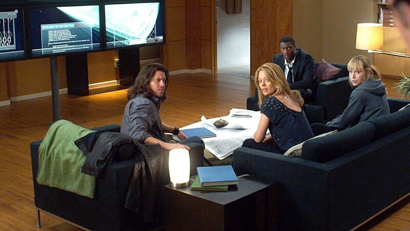 Wie soll das Leverage-Team weiter vorgehen? V.l.: Eliot Spencer (Christian Kane), Tara Cole (Jeri Ryan), Alec Hardison (Aldis Hodge) und Parker (Beth Riesgraf) sind gezwungen, sehr vorsichtig zu handeln. Das FBI ist hinter ihnen her und möchte das Team ein für alle Mal hinter Gitter bringen. – Bild: TVNOW/​TNT