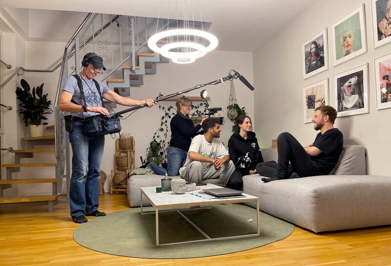 Reporter Florian Lohoff zu Gast bei Influencerin Adina Selin Isbir und Partner David Taylor. – Bild: MDR/Preuss Film Berlin Reporter Florian Lohoff zu Gast bei Influencerin Adina Selin Isbir und Partner David Taylor. – Bild: MDR/Preuss Film Berlin