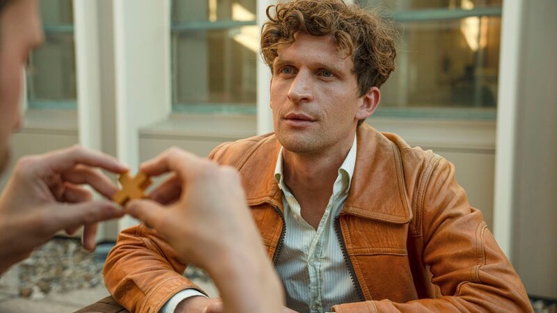 Der Mann sitzt da und beobachtet seinen Gesprächspartner – Bild: aetnsta /​ THE HISTORY CHANNEL /​ A+E Networks