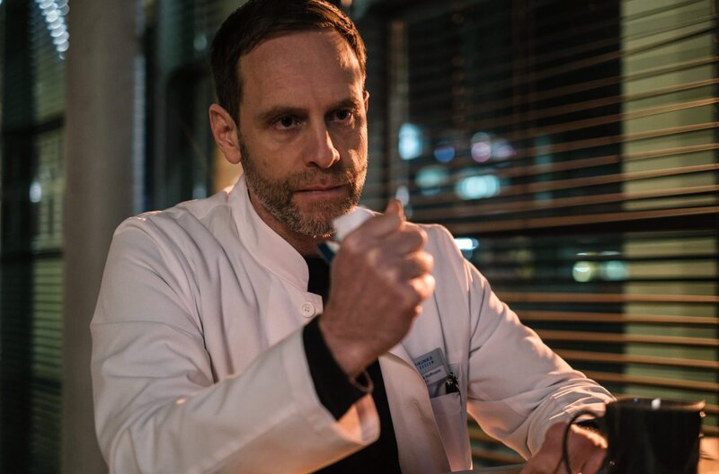 Dr. Kai Hoffmann (Julian Weigend) hadert mit seiner Qualifikation als Chefarzt. – Bild: MDR/​Saxonia Media/​Robert Strehler