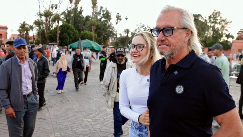 Die Geissens fliegen im Privatjet nach Marrakesch. Sie sind beeindruckt von der Deko und der Kultur. Auf dem Gauglerplatz begegnet Robert seinem schlimmsten Alptraum: Schlangen. Shania bleibt cool und lässt sich Schlagen um den Hals legen. – Bild: RTLZWEI