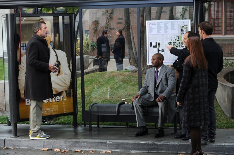 Die Crew um House (Hugh Laurie, l.) kann es nicht fassen: Mit einem Bild von Taub (Peter Jacobson, 3.v.l.) wird Werbung für das Krankenhaus gemacht. Foreman (Omar Epps, 2.v.L.), Masters (Amber Tamblyn, 2.v.r..) und Chase (Jesse Spencer, r.) sind geschockt … – Bild: NBC